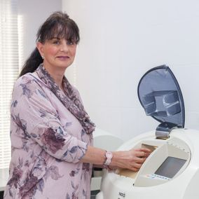 Augenoptikerin an einer Maschine 