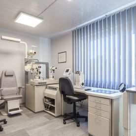Praxisräume Augenoptikerin