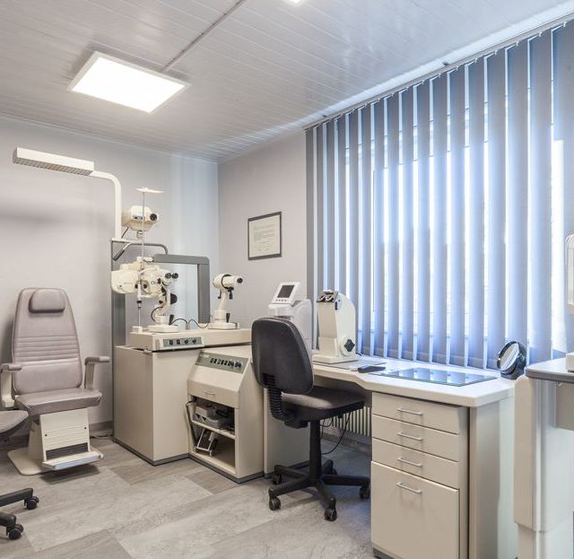 Praxisräume Augenoptikerin